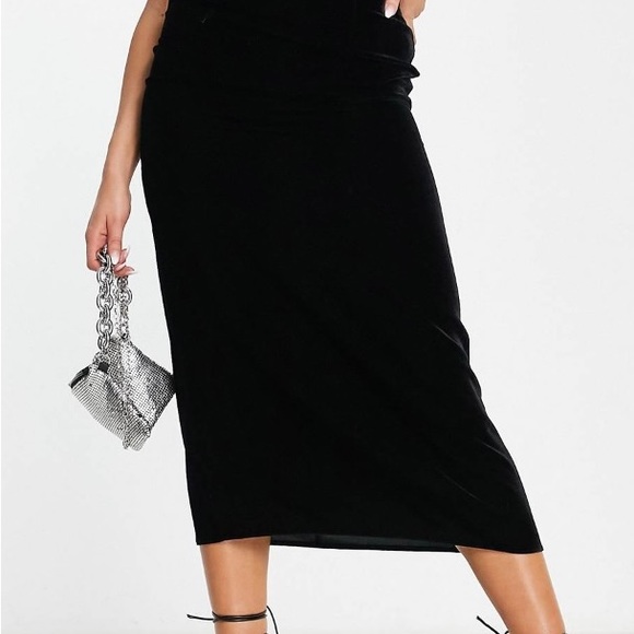 ASOS Design velvet midi skirt in black - Picture 2 of 4